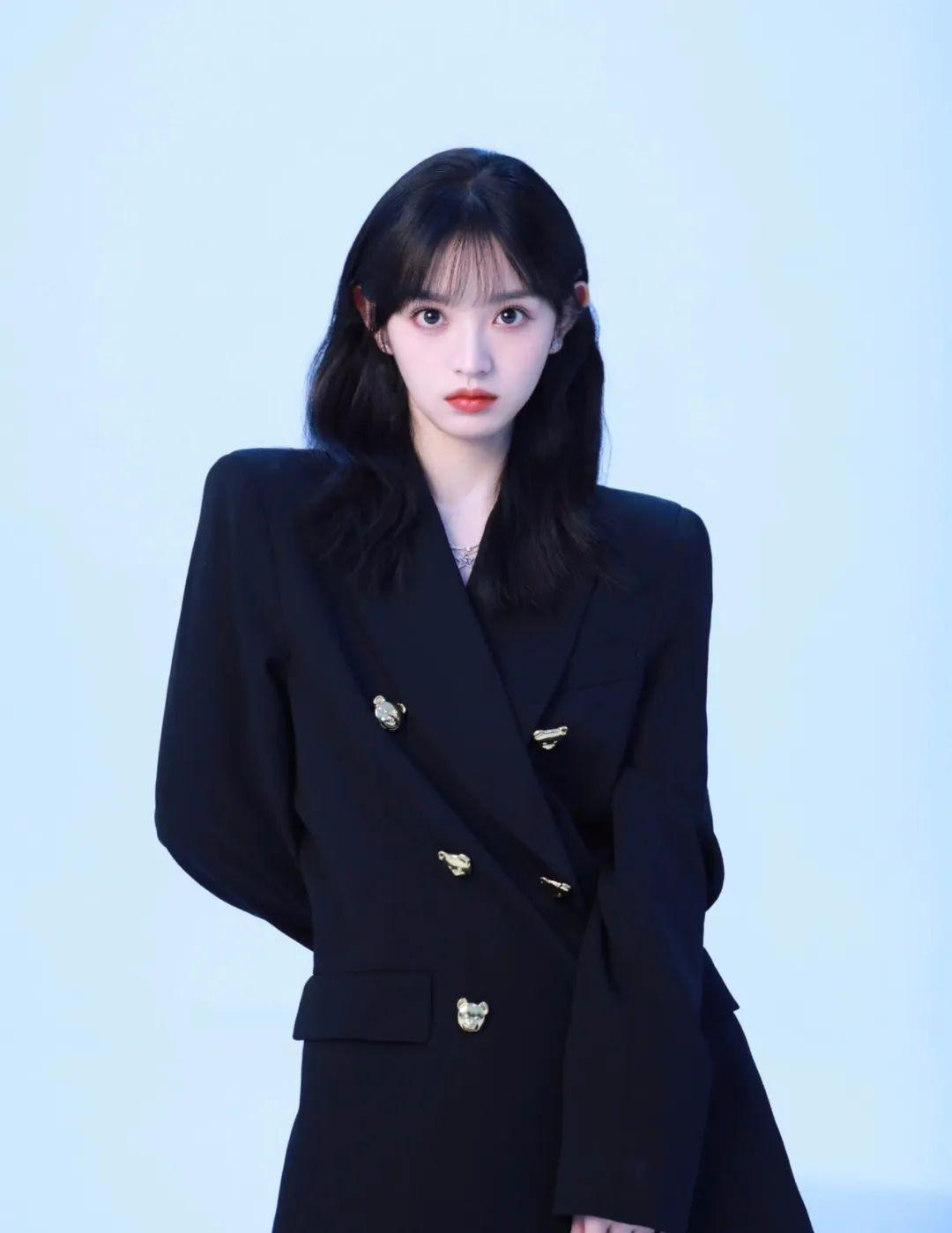 田曦薇:甜美系女孩的代表之一 田曦薇拥有水灵大眼睛和奶白色皮肤,是