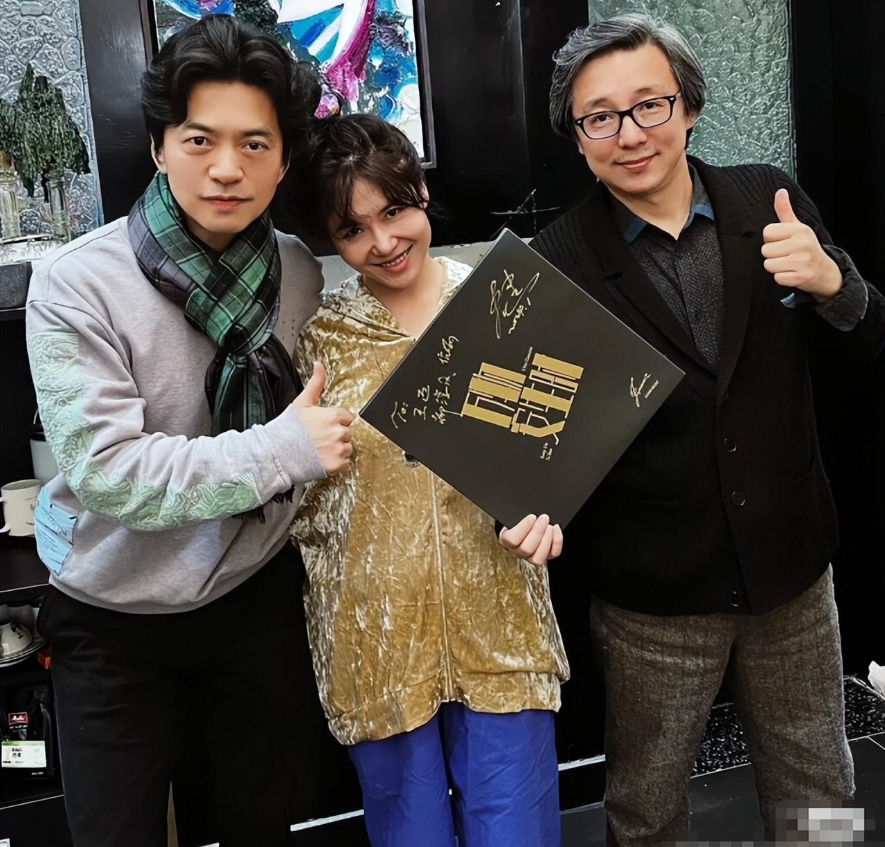 追求自由和快乐的幸福 李健夫妇赴友人饭局吃火锅,44岁孟小蓓少女感