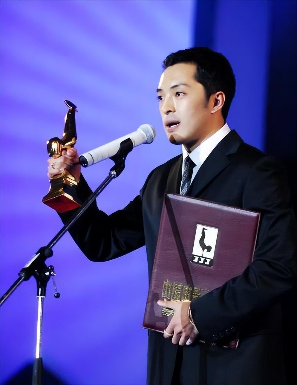 坚守艺术之路:富大龙为年轻演员树立的榜样 在当今娱乐圈,综艺节目和