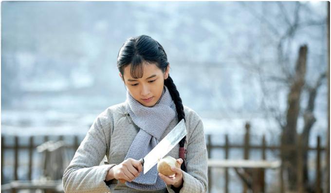 《啊摇篮》:唐素素的革命岁月 唐素素,一个原本娇生惯养,任性顽皮的大