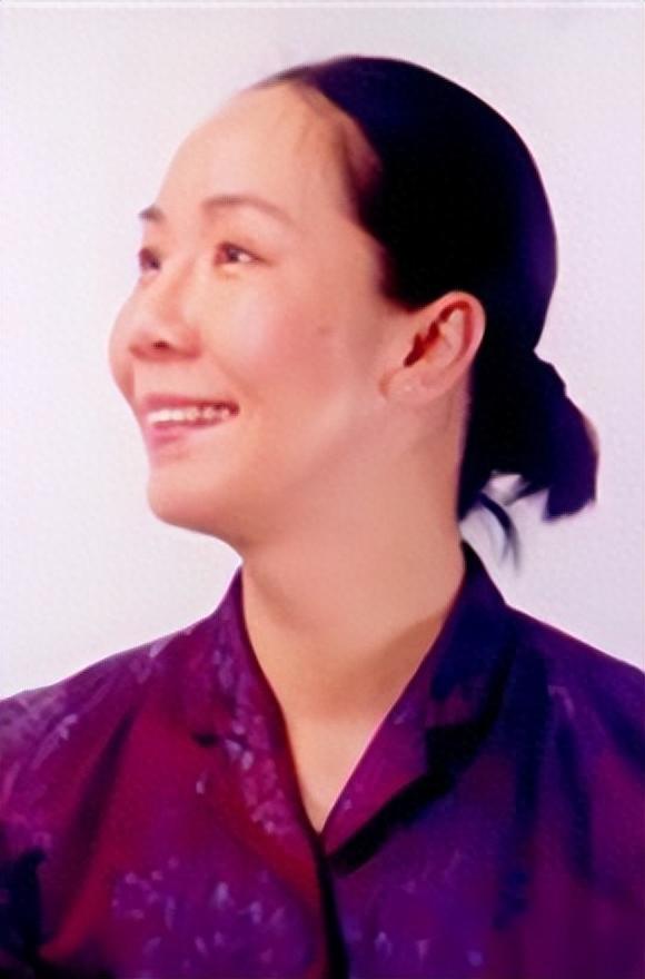 杨青:从"丑女"到豪门阔太 杨青,一个从小就被人斥为"丑"女孩,她凭借着