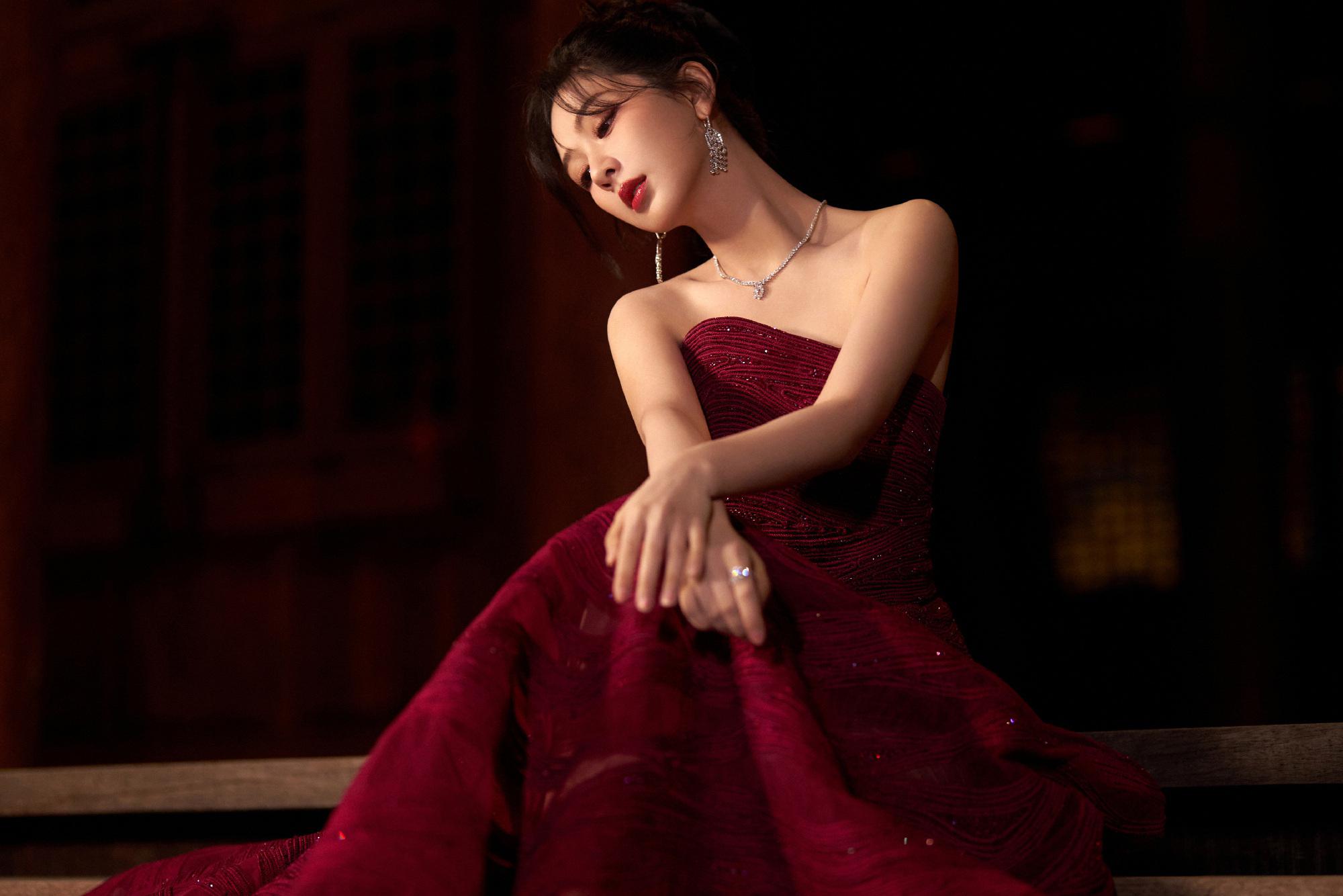 杨紫:优雅婉约的美丽 杨紫身穿紫红色抹胸裙,展现出她的优雅和婉约