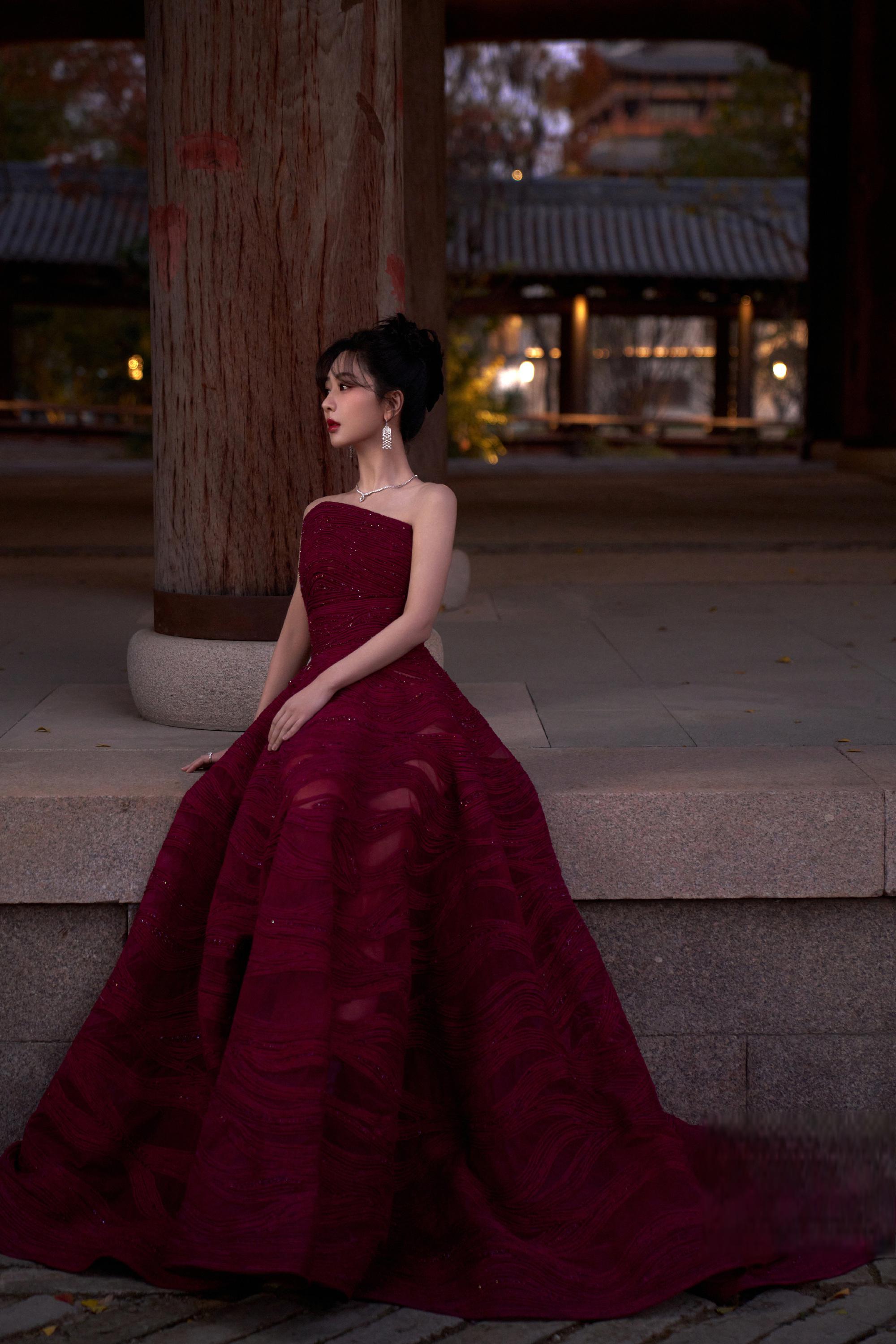 杨紫:优雅婉约的美丽 杨紫身穿紫红色抹胸裙,展现出她的优雅和婉约