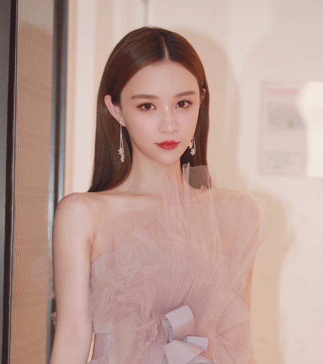 雪梨:从王思聪前女友到女老板的逆袭之路 雪梨,原名朱宸慧,出生于浙江