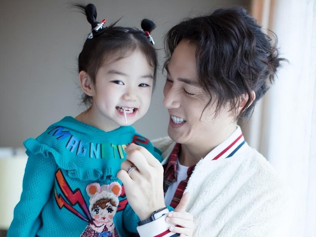 戚薇李承铉带儿女迪士尼游玩 戚薇和李承铉一家在迪士尼共度时光,小