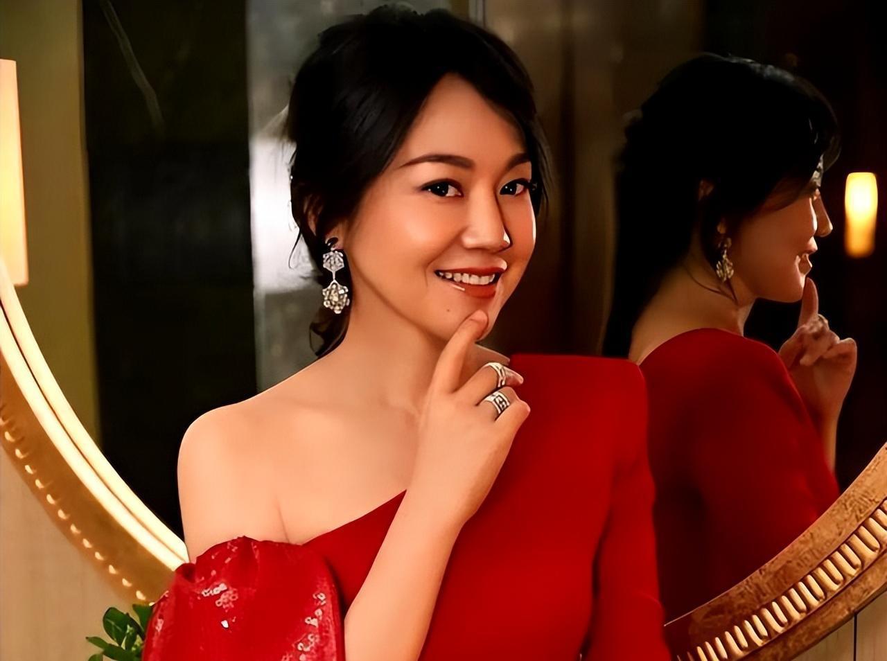 离婚后闫妮的逆袭之路:从挫折中崛起,成为影视圈的耀眼明星 闫妮的