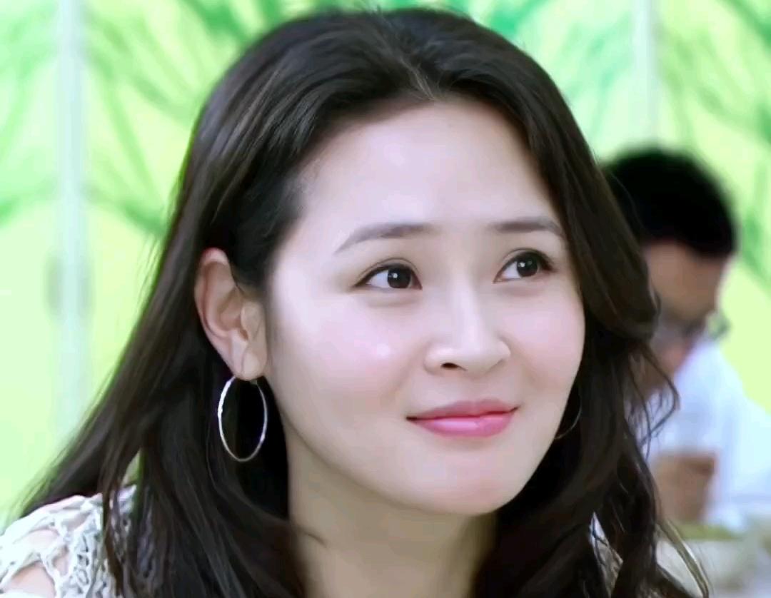 于明加:演技卓越的正能量代表 女演员于明加凭借出色的演技和独特的