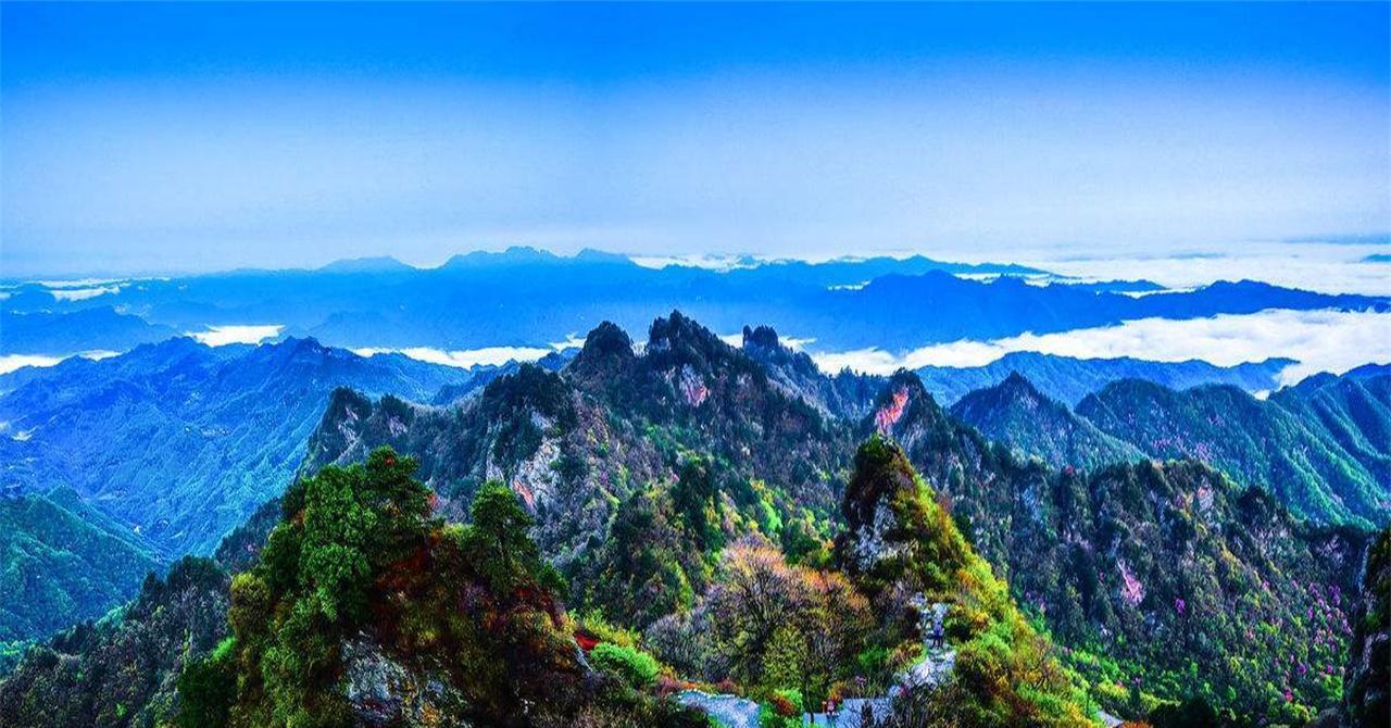 武当山:神秘而富饶的名山 武当山位于湖北省西北部的十堰市丹江口市