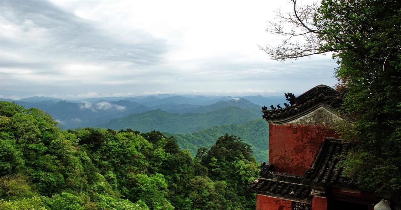 武当山:神秘而富饶的名山 武当山位于湖北省西北部的十堰市丹江口市