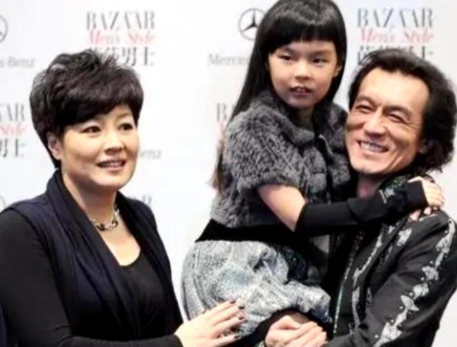 哈文悼念丈夫李咏:坚持与真诚的爱情故事 哈文和李咏的爱情故事告诉