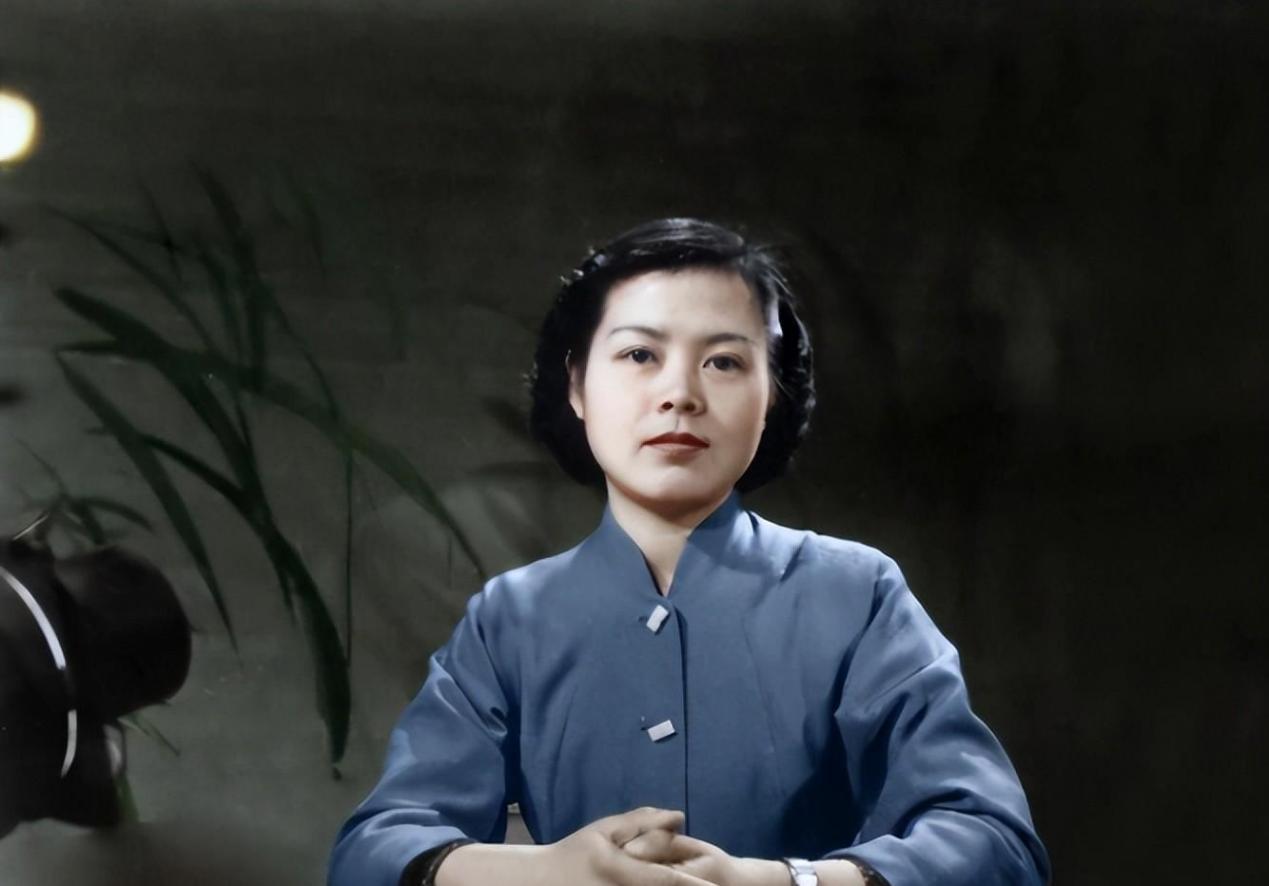 沈力:播音主持界的第一滴水 沈力是中国电视史上第一位播音员和主持人