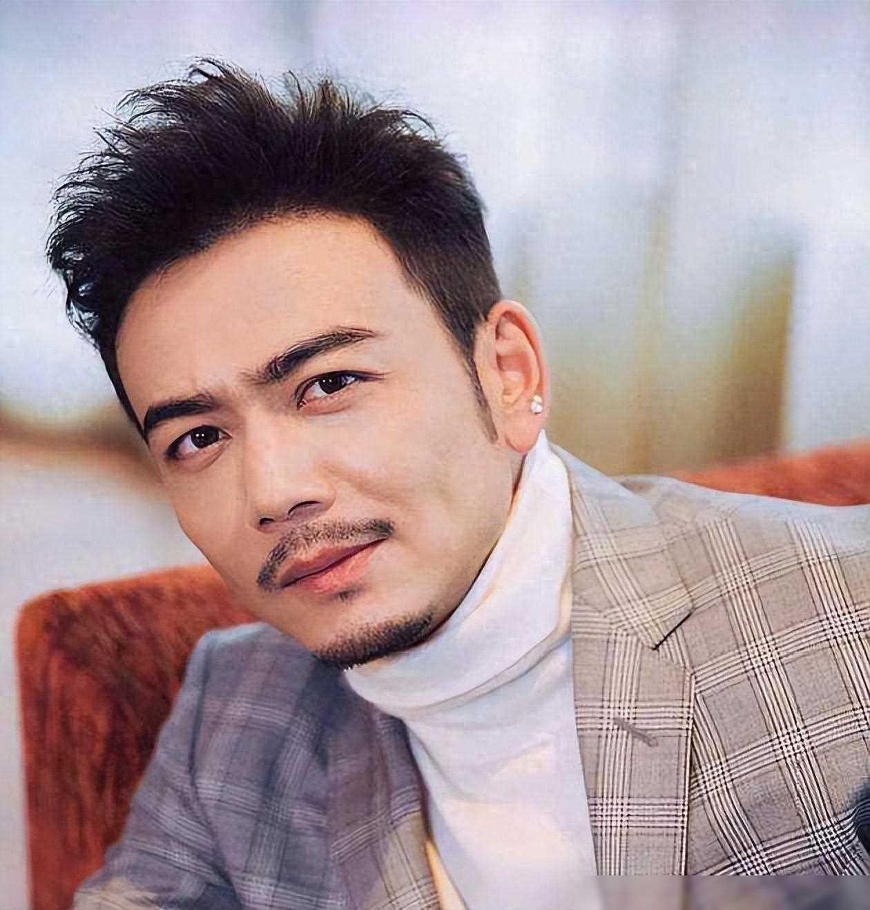 杨烁离婚后:从硬汉到多元,娱乐圈的新篇章 杨烁,一个以硬汉形象深入