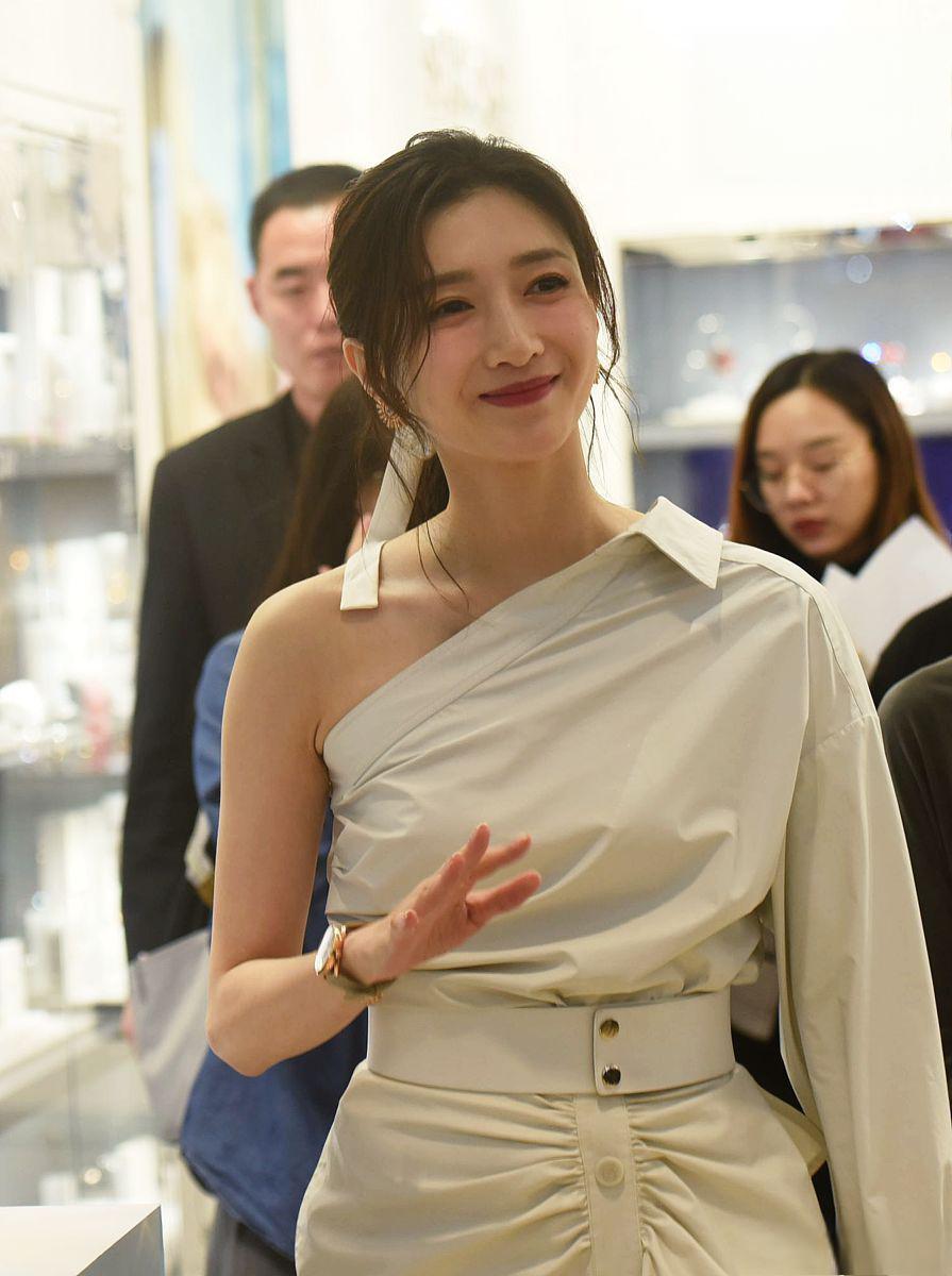 娱乐圈的璀璨之星:江疏影 江疏影,37岁的她,凭借出众的演技和迷人的