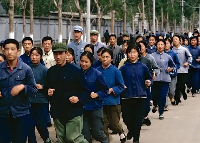 七十年代的"的确良" "的确良"是一种合成材料,曾经风靡全国,但由于穿