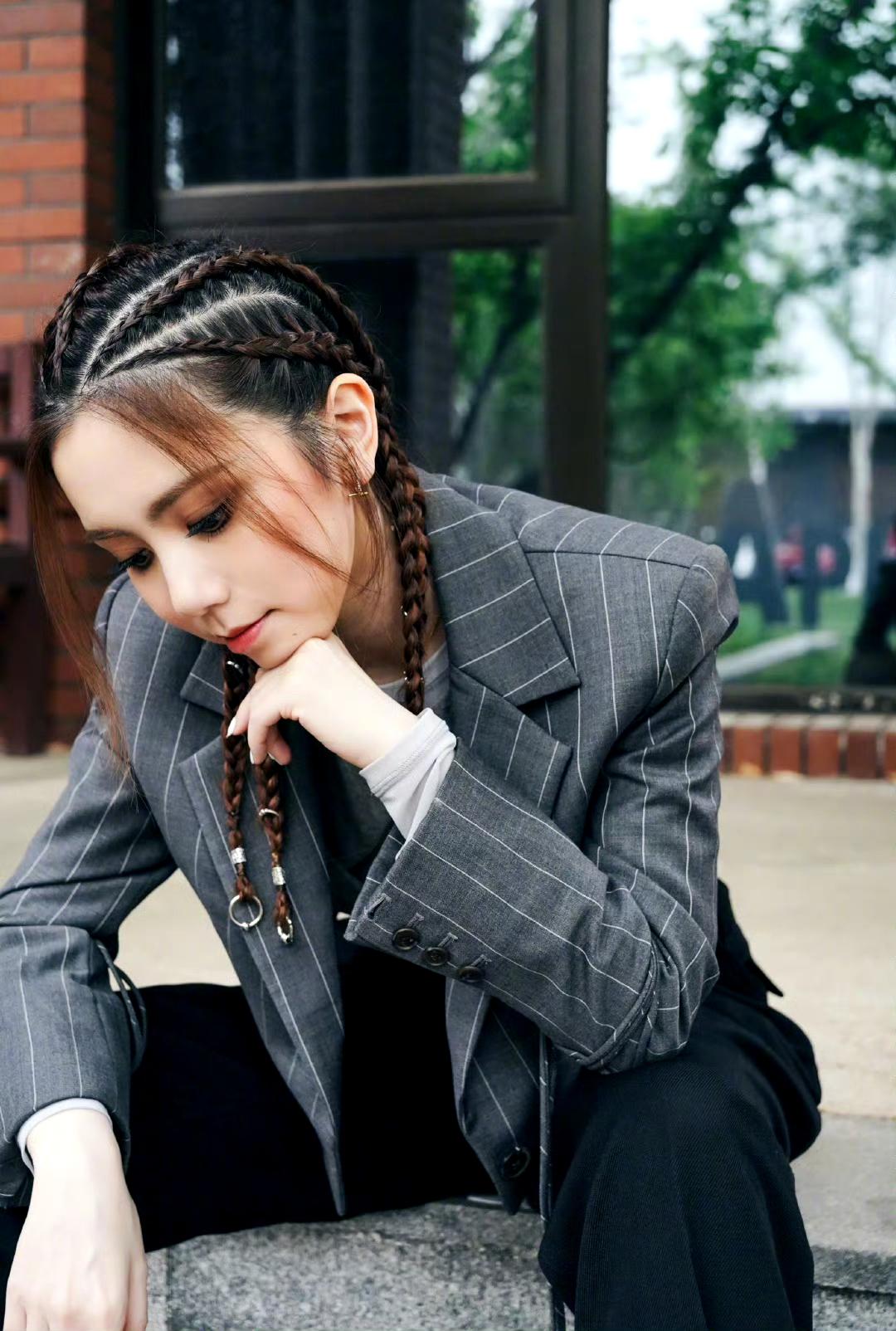 邓紫棋遭遇版权困境:蜂鸟折断的羽翼能否再次振翅?