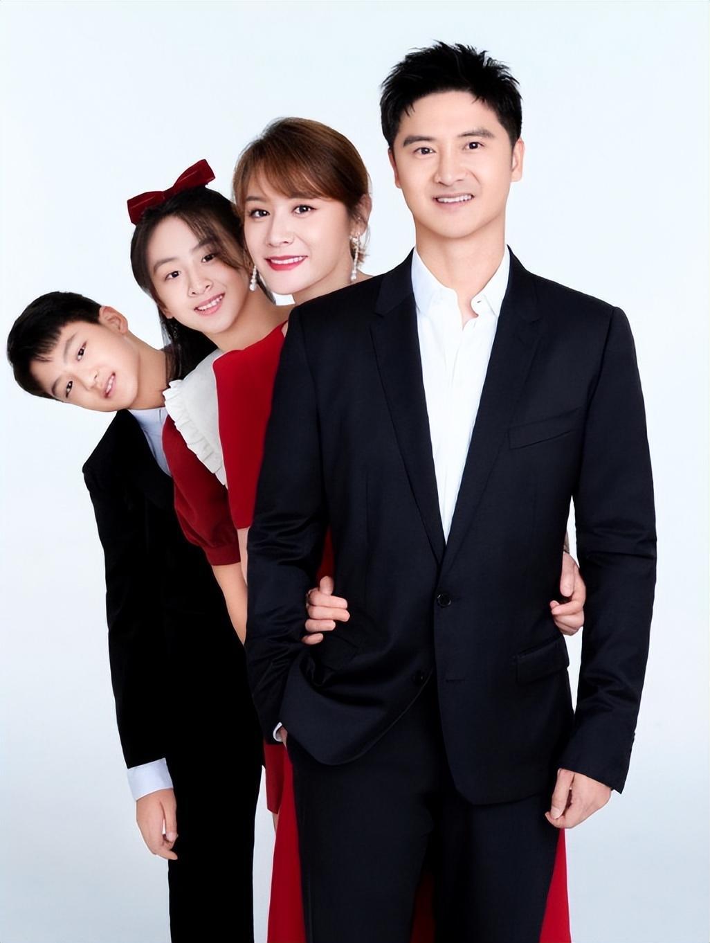 田亮新年全家福曝光 田亮叶一茜夫妇在个人社交平台上分享了他们与