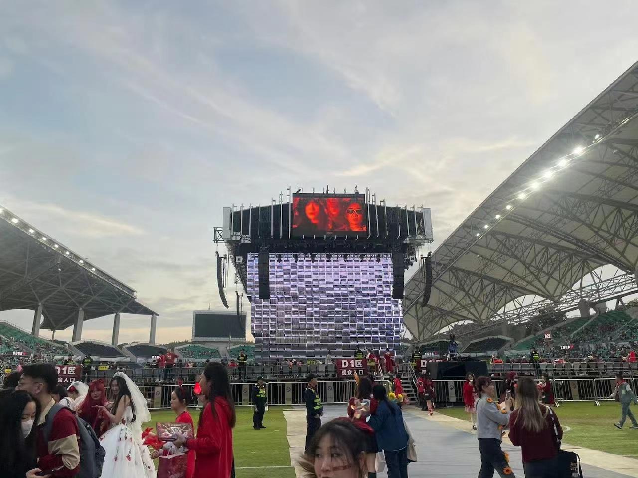 火星之声:华晨宇的震撼演唱会 华晨宇在广州体育馆举行了火星主题的