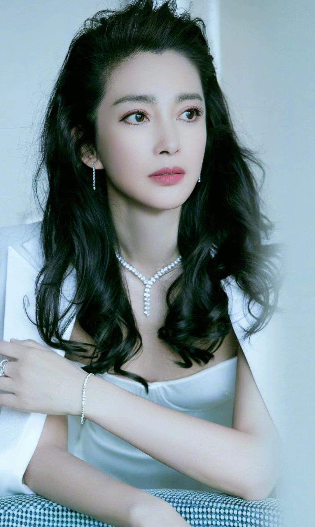 李冰冰:如诗般美丽 李冰冰是一位中国女演员,她出演过很多电影,其中