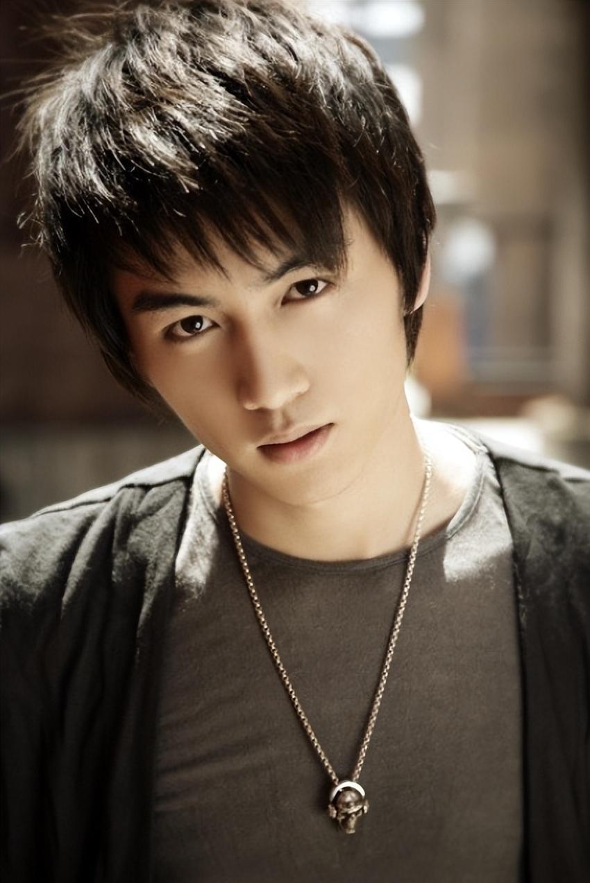 陈晓:娱乐圈的新宠 陈晓的演技备受观众认可,他的感情经历充满曲折和
