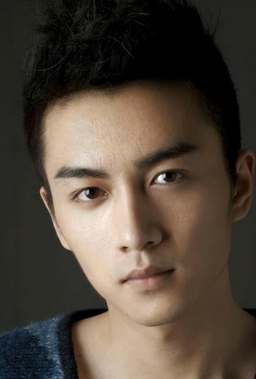 陈晓:娱乐圈的新宠 陈晓的演技备受观众认可,他的感情经历充满曲折和
