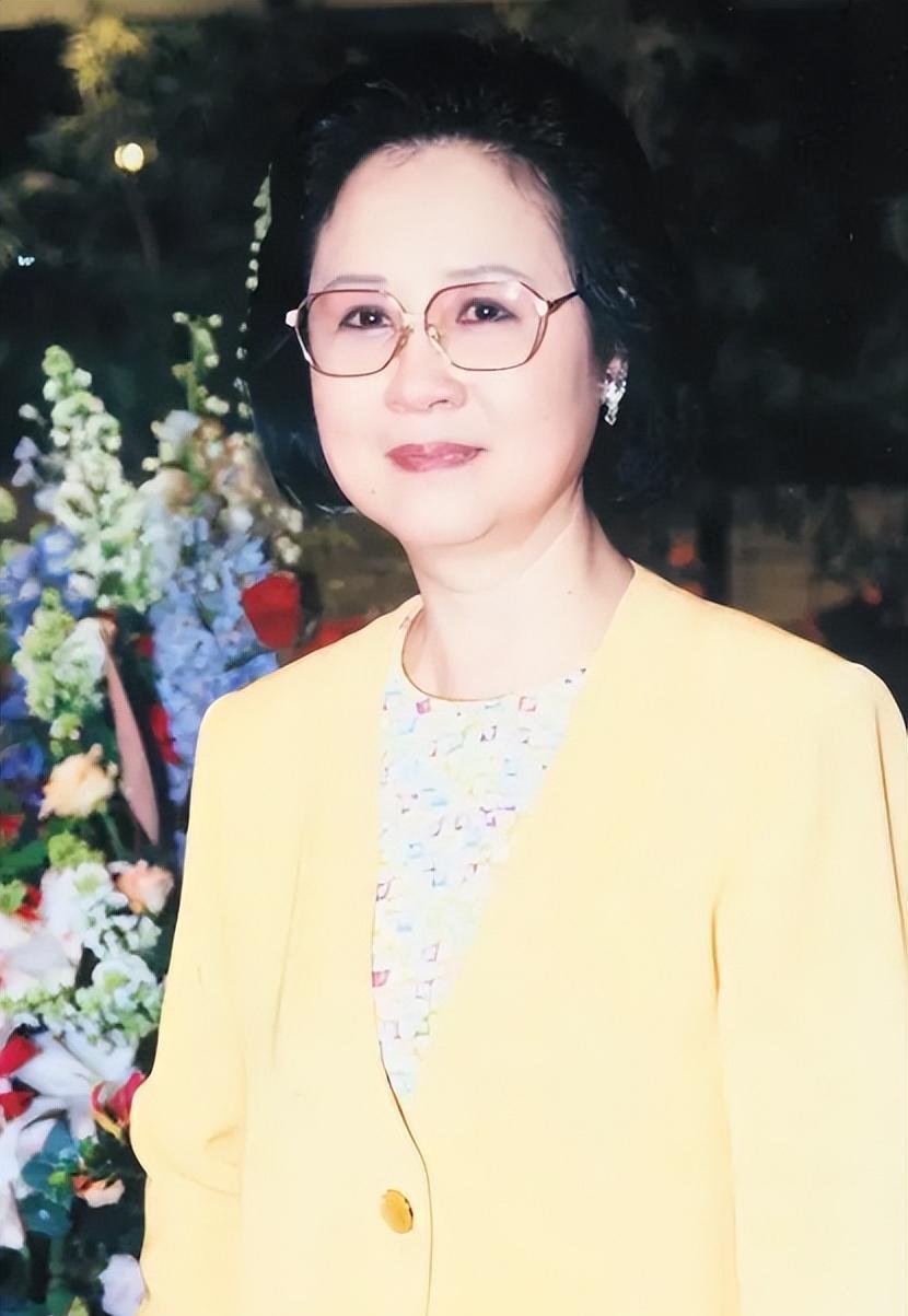 琼瑶,平鑫涛与那难以忘却的三角恋:从家庭到金钱的深度剖析 琼瑶,一个