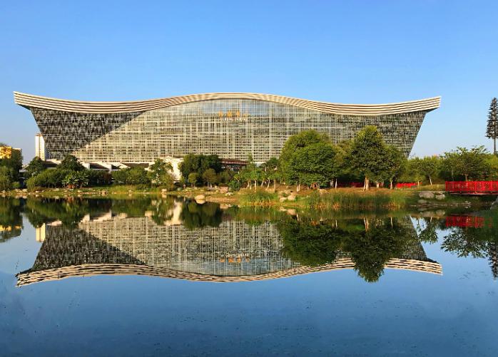 锦城公园:城市的绿色明珠 成都的锦城公园,一片如梦如幻的绿色海洋,是