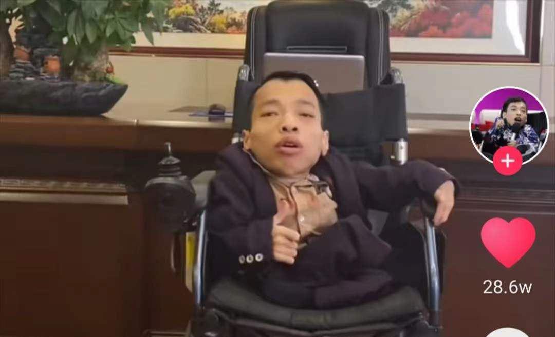 李创利:轮椅上的总裁,书写不凡人生 李创利,一个身高不到一米的男子