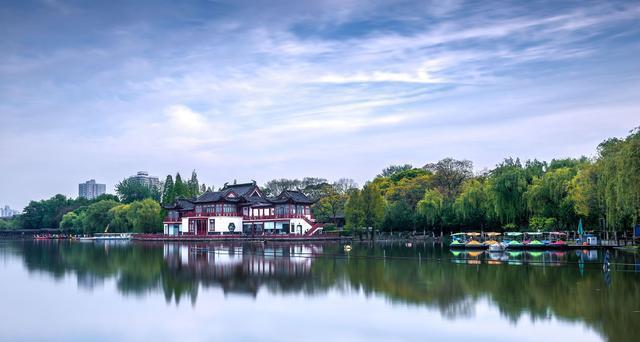 南京的璀璨明珠:莫愁湖 莫愁湖位于南京鼓楼区,是一片天然人工湖,被誉