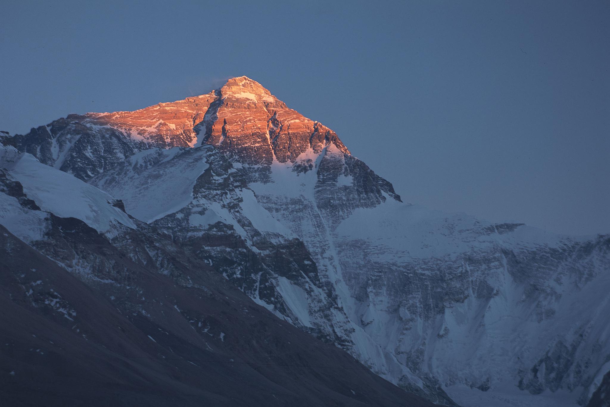 它不仅是喜马拉雅山脉的主峰,更是一条令人震撼的弧形山系