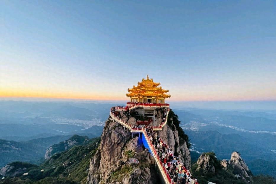 老君山位于河南省洛阳市栾川县,是一个令人向往的国家5a级旅游景区