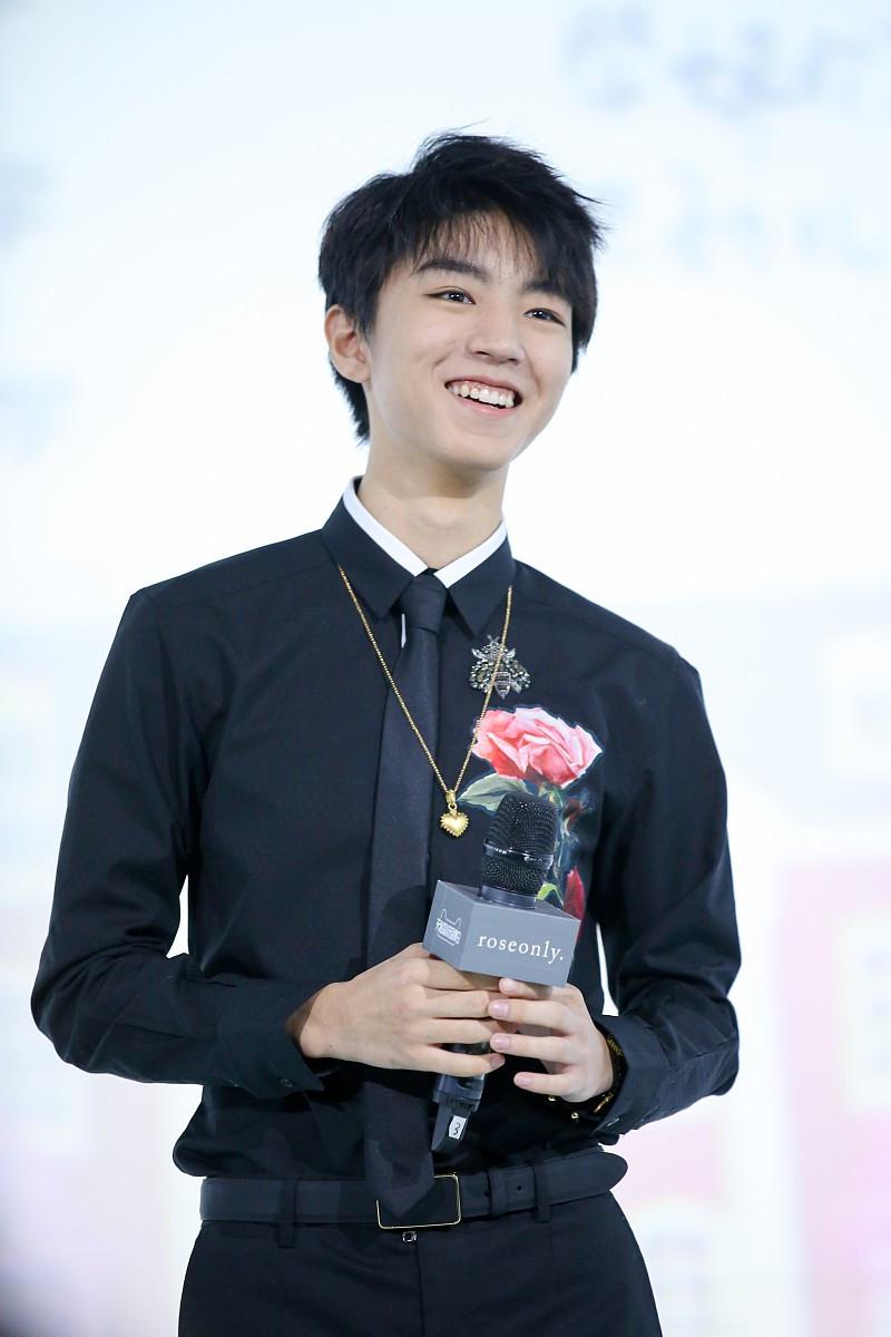 王俊凯机场怒怼代拍 王俊凯在机场遭遇代拍围堵,怒斥代拍者缺乏公德心