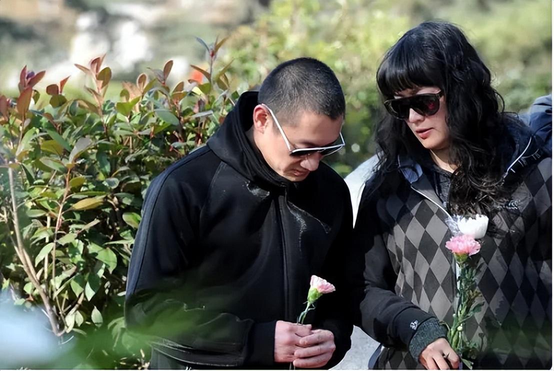 娱乐圈真爱幻灭:李钰14年前的婚纱下葬与今昔男友命运 李钰,一位在