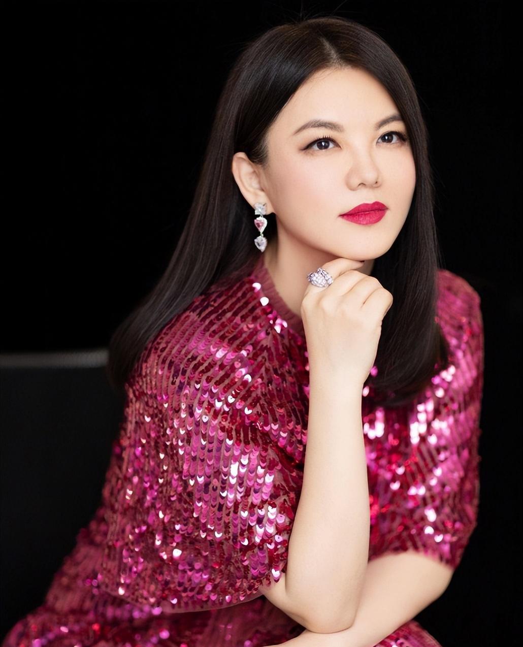 李湘:从璀璨星空到商界女强人的财富之路 在娱乐圈的璀璨星空中,李湘