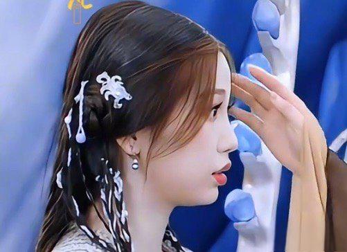 虞书欣的侧脸:凄美的故事 在电视剧《仙剑六》中,虞书欣的这一侧脸,让