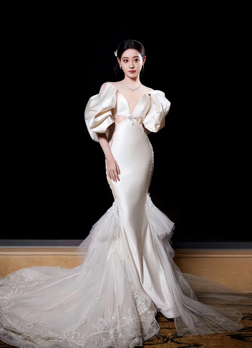 女方油腻得像大妈,整场时尚盛典最引人注目的特点莫过于娄艺潇的穿着