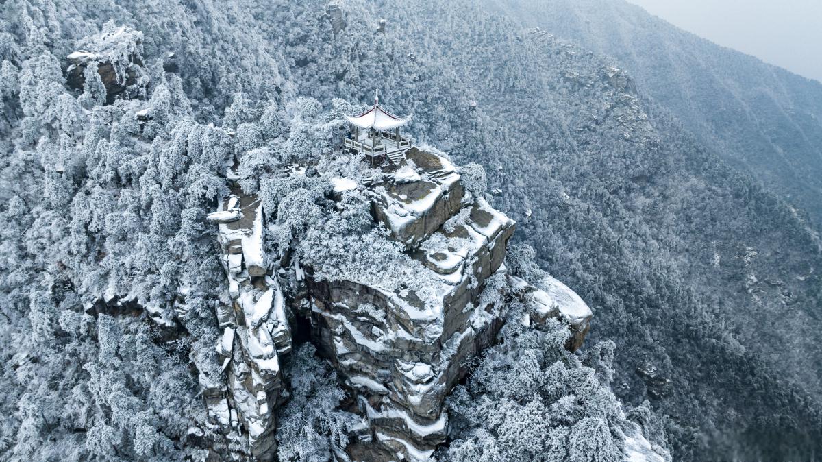 庐山冬日雪景:一幅美丽的画卷 庐山,位于江西省九江市,是中国著名的