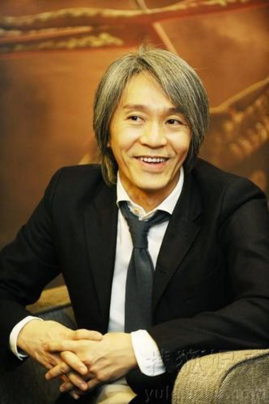 周星驰展现出了他平易近人的一面,与大小杨哥热聊,主动搂着两位年轻人