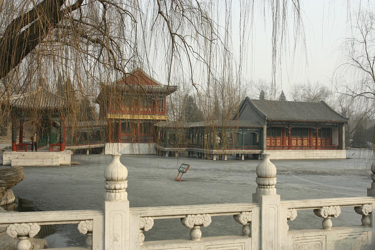 大观园位于北京市西郊,是中国四大名园之一,被誉为东方园林之母