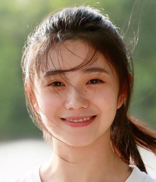 刘浩存:翻身之路 刘浩存是备受瞩目的女性演员,她的表情装天真,发言