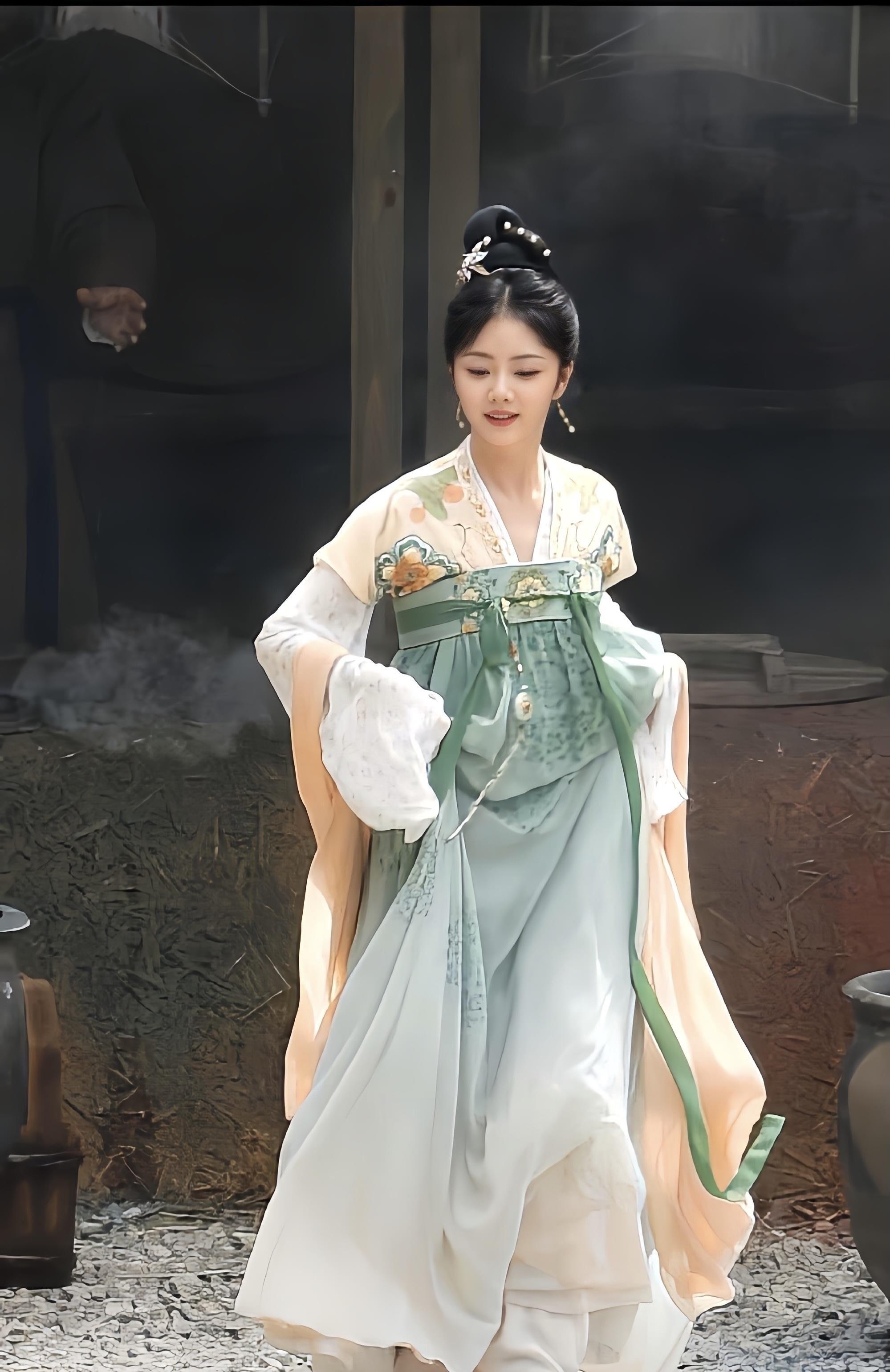 三位女星唐装造型各具特色,谁最得你心?