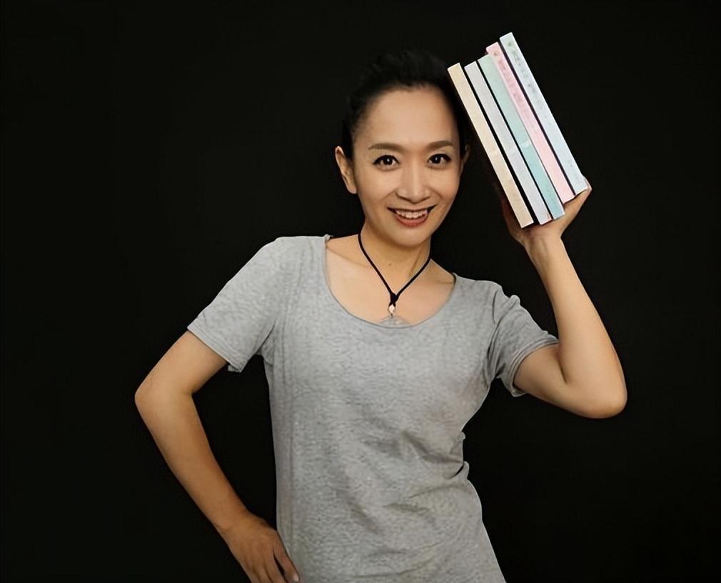 王芳:从舞台光芒到家庭奋斗,婚姻里的"大王小王" 王芳,不仅是我们屏幕