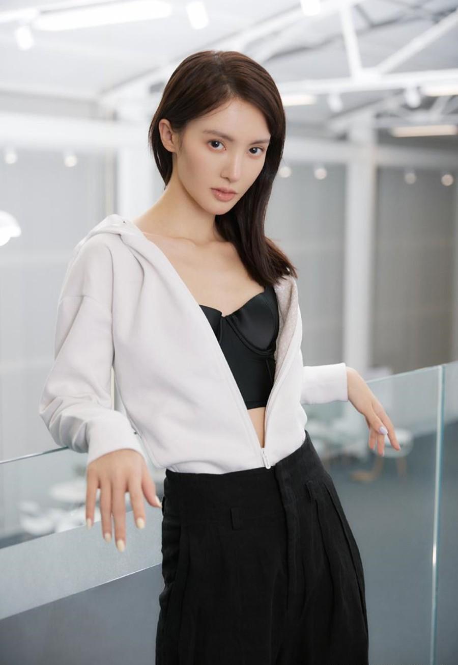 娱乐圈的另一面 近期,知名狗仔刘大锤爆料胡夏的暗恋对象是金晨,引发