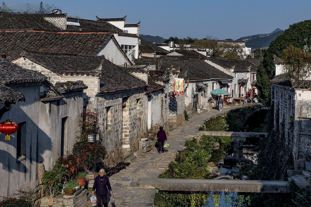 徽杭古道,敬亭山,水东老街,查济古镇等景点,见证了宣城千年的历史和