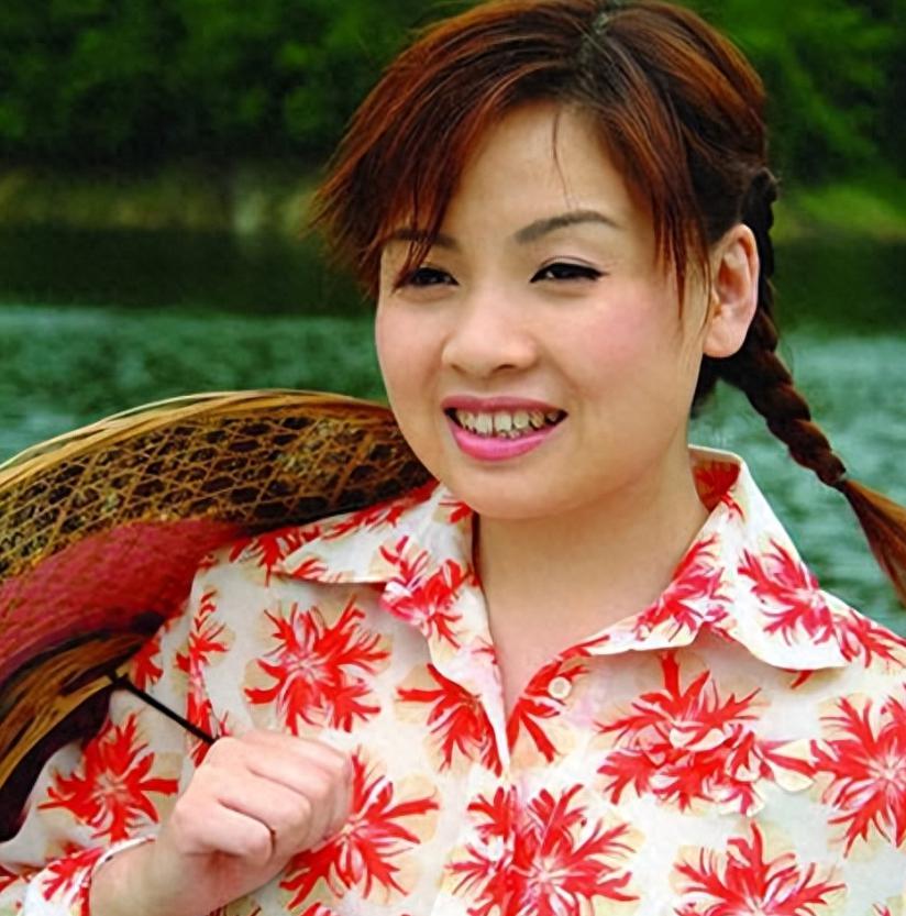 一字之差葬送乐坛之路 李琼是一位才华横溢的女歌手,因为一位主持人的