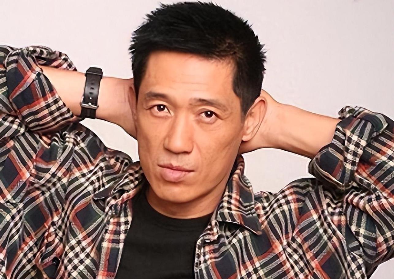 历经坎坷终获幸福 石凉,这位娱乐圈中的实力派演员,用自己的努力和