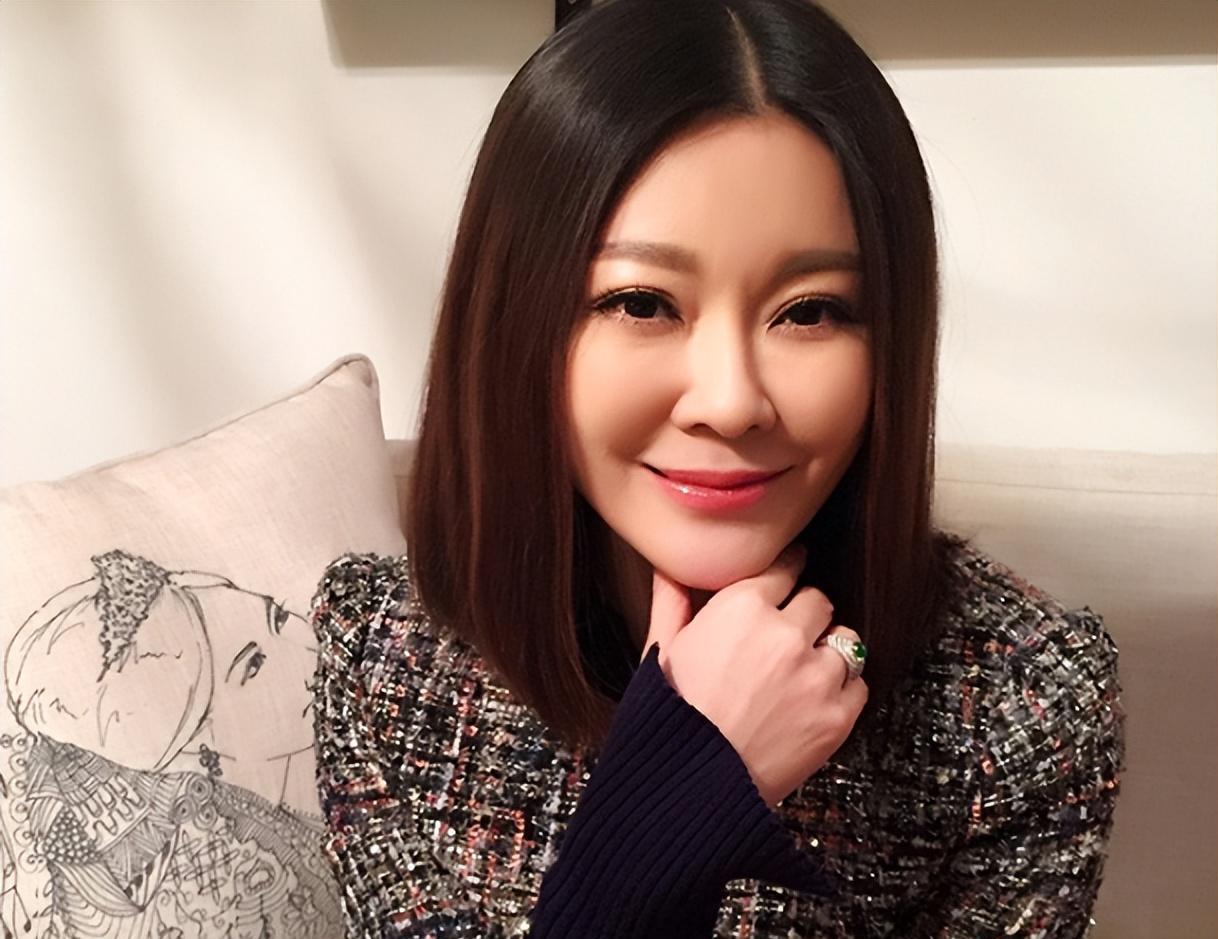 王小骞:从央视主持人到自媒体巨头,家庭与事业的完美平衡 王小骞,一个