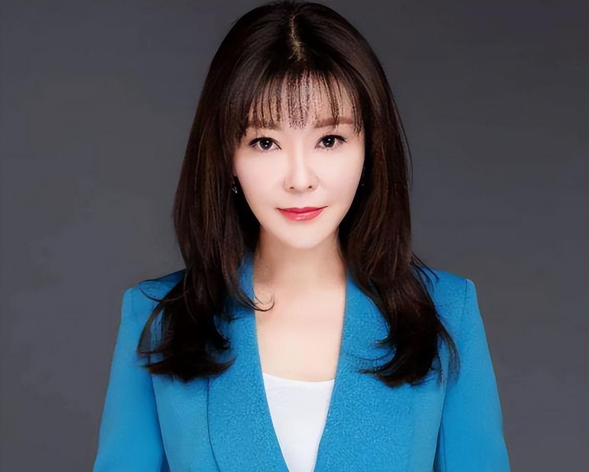 王小骞:从央视主持人到自媒体巨头,家庭与事业的完美平衡 王小骞,一个