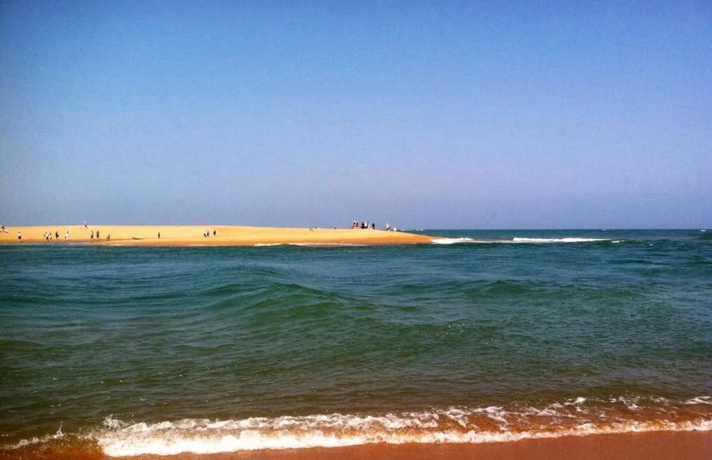 玉带滩:海南的黄金海岸 玉带滩位于海南博鳌,是亚洲独一无二的天然