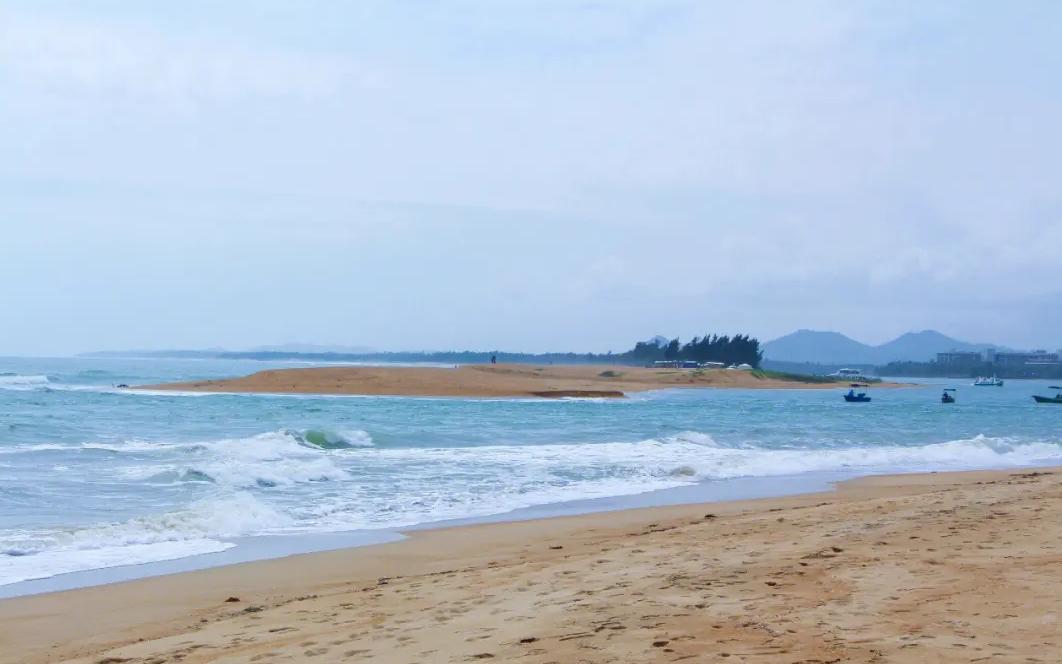 玉带滩:海南的黄金海岸 玉带滩位于海南博鳌,是亚洲独一无二的天然