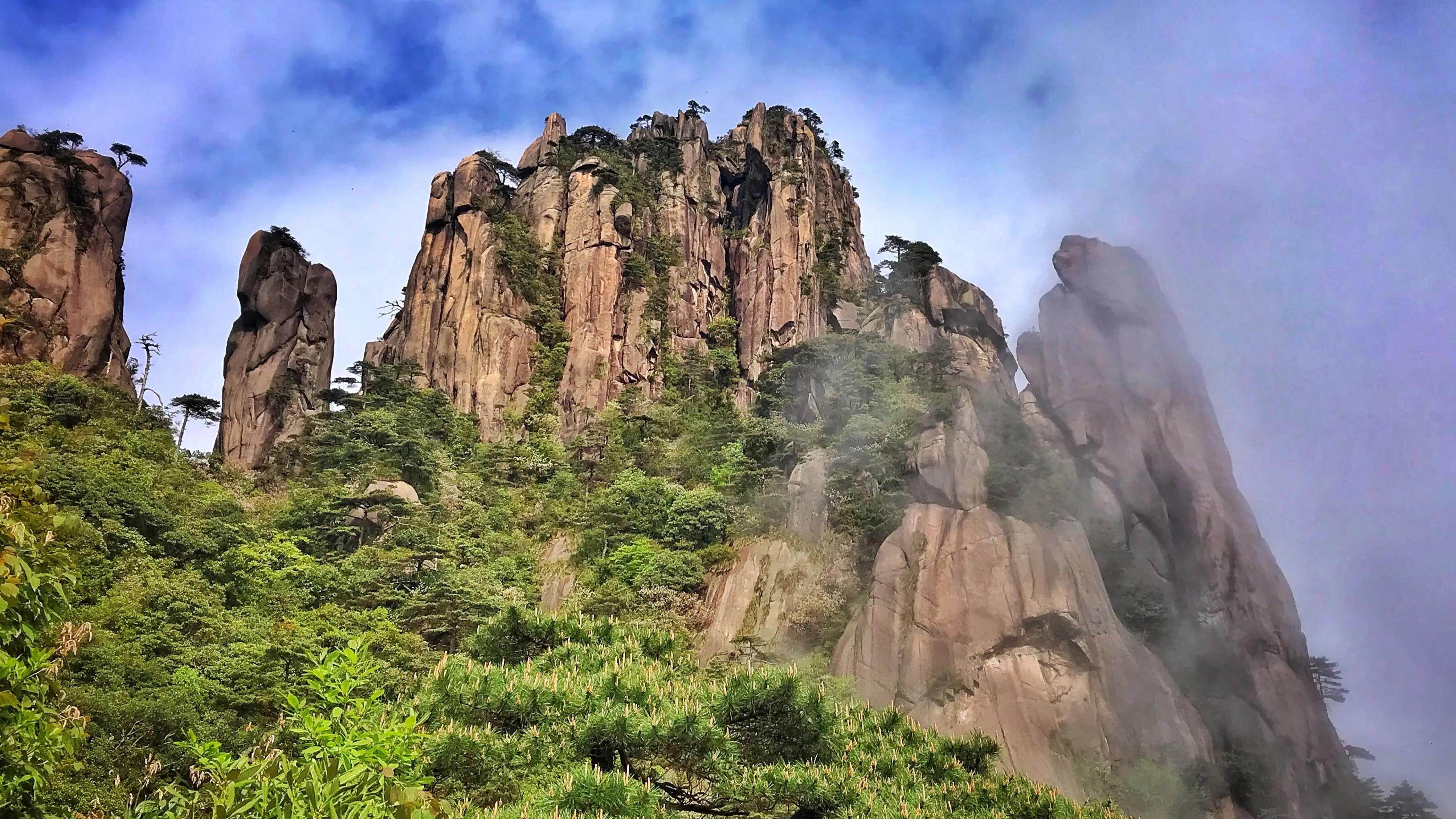 三清山位于江西省上饶市玉山县,是国内外游客向往的胜地.